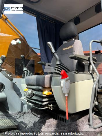 Escavadeira Komatsu PC200
