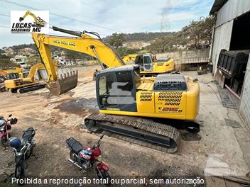Escavadeira New Holland E215 C