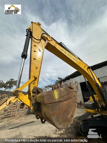 Escavadeira New Holland E215 C