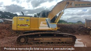 Escavadeira New Holland E215 B