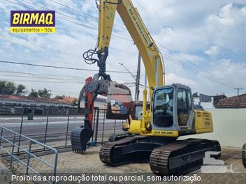 Escavadeira New Holland E215 LC