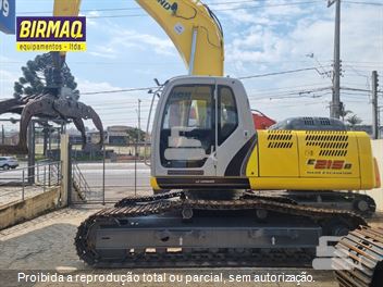Escavadeira New Holland E215 LC