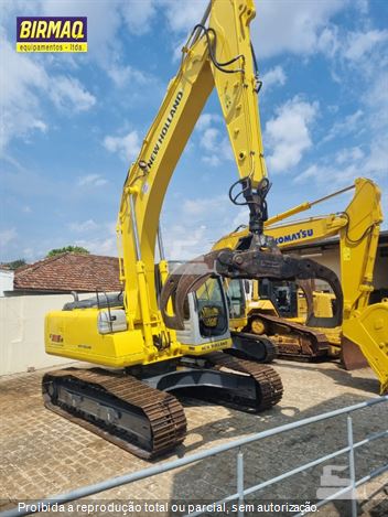 Escavadeira New Holland E215 LC