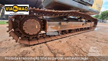 Escavadeira New Holland E215 C