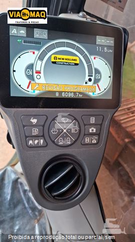 Escavadeira New Holland E215 C
