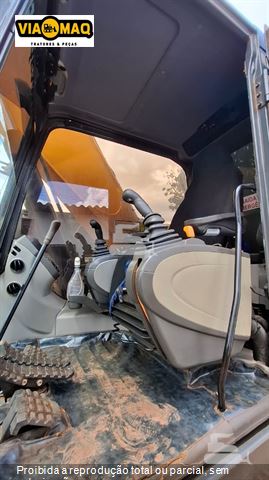 Escavadeira New Holland E215 C