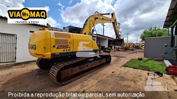 Escavadeira New Holland E215 C