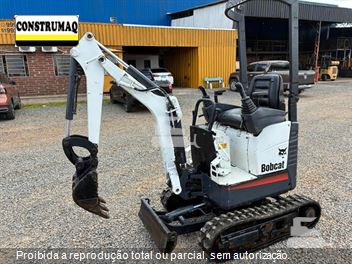 Mini-Escavadeira Bobcat E418