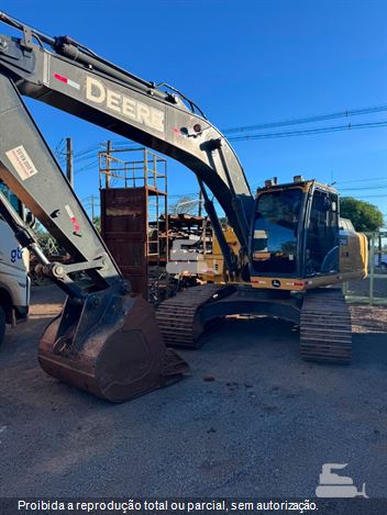 Escavadeira John Deere 210G