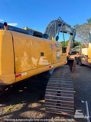 Escavadeira John Deere 210G