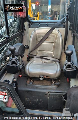 Mini-Carregadeira New Holland L320