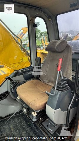 Escavadeira New Holland E215 B
