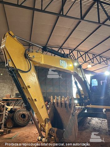 Escavadeira Caterpillar 318D2L