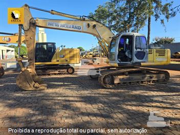 Escavadeira New Holland E215 B