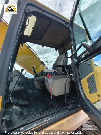 Escavadeira Komatsu PC200