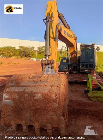 Escavadeira New Holland E215 C