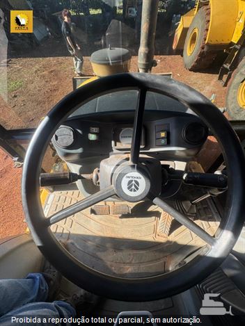 Retro Escavadeira New Holland B110B