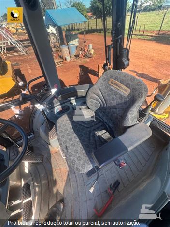 Retro Escavadeira New Holland B110B