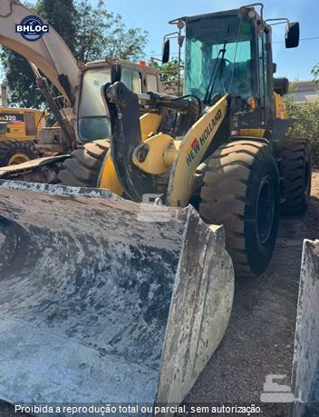Pá Carregadeira New Holland W130 B