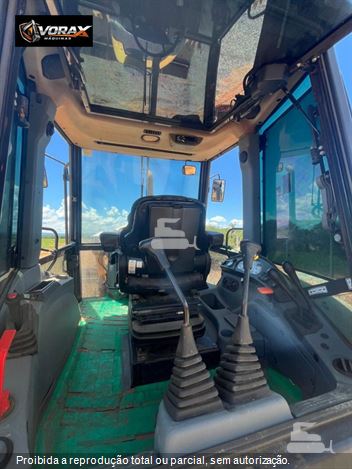 Retro Escavadeira New Holland B110B