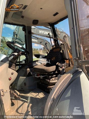 Retro Escavadeira New Holland B110B
