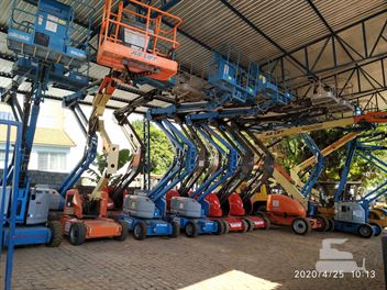 CONSTRULOC - Locação de Rolo Compactador - Motoniveladora - Plataforma elevatória