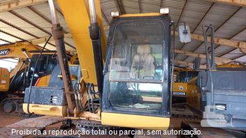 Escavadeira Caterpillar 323D2L
