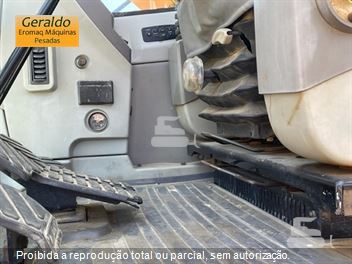 Escavadeira New Holland E215 LC