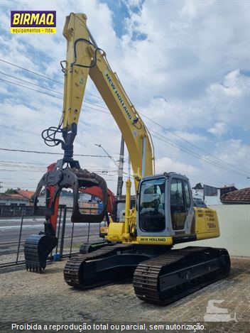 Escavadeira New Holland E215 LC