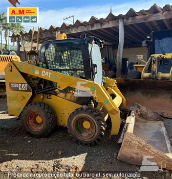 Mini-Carregadeira Caterpillar 236D
