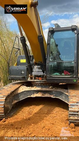 Escavadeira New Holland E215 C