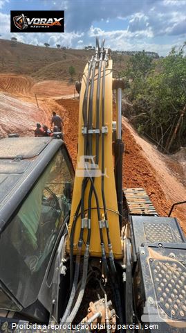 Escavadeira New Holland E215 C
