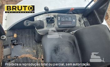 Mini-Escavadeira Bobcat 325