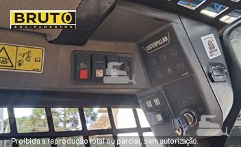 Mini-Carregadeira Caterpillar 226B 3