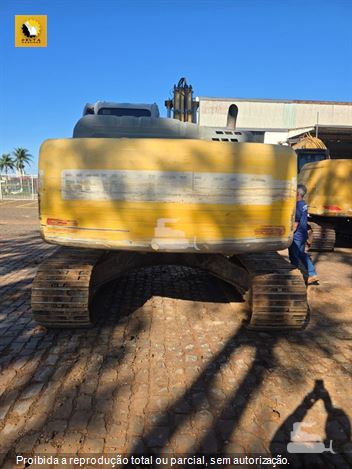 Escavadeira New Holland E215 B