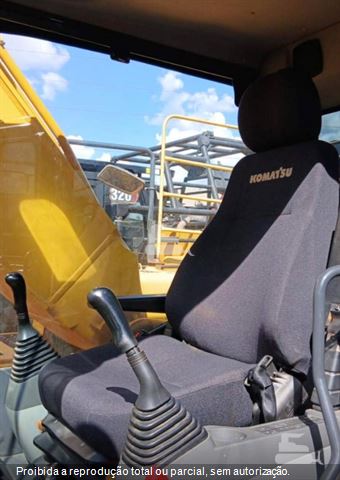 Escavadeira Komatsu PC210