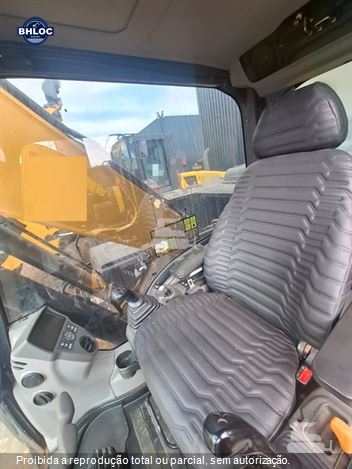 Escavadeira New Holland E215 C