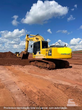 Escavadeira Komatsu PC200