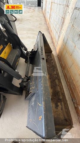 Mini-Carregadeira New Holland L318
