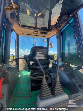 Retro Escavadeira New Holland B110B