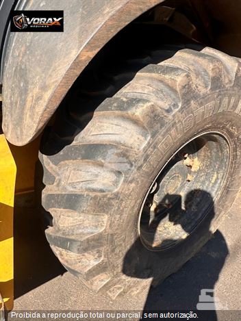 Retro Escavadeira New Holland B110B